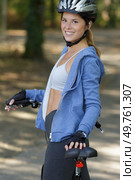 toned female cyclist wearing vest and protective helmet. Стоковое фото, агентство Ingram Publishing / Фотобанк Лори