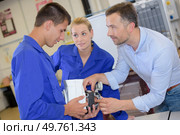team of workers learning about the components. Стоковое фото, агентство Ingram Publishing / Фотобанк Лори