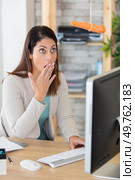 businesswoman yawning working on computer. Стоковое фото, агентство Ingram Publishing / Фотобанк Лори