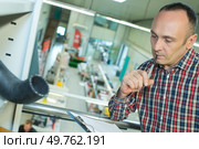 man reading the business agreement. Стоковое фото, агентство Ingram Publishing / Фотобанк Лори