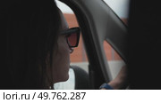 Driving Sunglasses Woman: Car interior view as she drives past building during daytime. Стоковое видео, видеограф svetograph / Фотобанк Лори