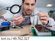workman finding the correct attachment for his tool. Стоковое фото, агентство Ingram Publishing / Фотобанк Лори