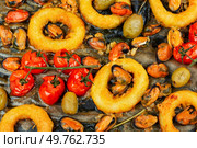 Platter of grilled squid rings with mussels and fresh herbs.. Seafood, calamari rings and mussels. Стоковое фото, агентство Ingram Publishing / Фотобанк Лори