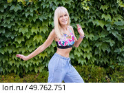 Female caucasian young professional dancer expressing movement through dance next to an urban garden. Dancer expressing movement through dance next to an urban garden. Стоковое фото, агентство Ingram Publishing / Фотобанк Лори