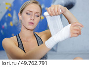 a sportswoman bandaging her wrist. Стоковое фото, агентство Ingram Publishing / Фотобанк Лори