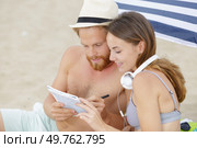 a relaxed couple doing crossword. Стоковое фото, агентство Ingram Publishing / Фотобанк Лори