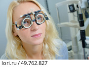Lady wearing opticians testing glasses. Стоковое фото, агентство Ingram Publishing / Фотобанк Лори