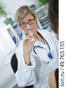 doctor is ready to inject the medicine. Стоковое фото, агентство Ingram Publishing / Фотобанк Лори