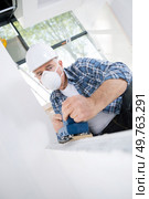 worker is sanding wall. Стоковое фото, агентство Ingram Publishing / Фотобанк Лори