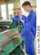 student of the vocational school is working with mentor. Стоковое фото, агентство Ingram Publishing / Фотобанк Лори