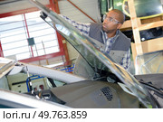 portrait of man holding windscreen. Стоковое фото, агентство Ingram Publishing / Фотобанк Лори