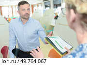 worker giving medical document to patient. Стоковое фото, агентство Ingram Publishing / Фотобанк Лори