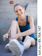 female tying shoelace on running shoes. Стоковое фото, агентство Ingram Publishing / Фотобанк Лори
