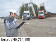 portrait of a worker informing the management. Стоковое фото, агентство Ingram Publishing / Фотобанк Лори