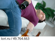 Inebriated man asleep on sofa. Стоковое фото, агентство Ingram Publishing / Фотобанк Лори