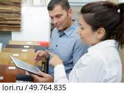 buyers are considering models of surfaces for the kitchen. Стоковое фото, агентство Ingram Publishing / Фотобанк Лори