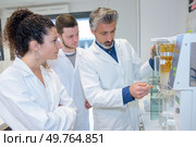 science students with teacher during course. Стоковое фото, агентство Ingram Publishing / Фотобанк Лори