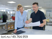 business people sign a contract. Стоковое фото, агентство Ingram Publishing / Фотобанк Лори