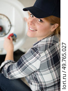 young female worker fixing a boiler. Стоковое фото, агентство Ingram Publishing / Фотобанк Лори