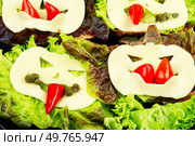 Terrible sandwiches for Halloween. Halloween monster sandwich with cheese.. Sandwiches with vampire designs, Halloween decorations. Стоковое фото, агентство Ingram Publishing / Фотобанк Лори