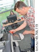 portrait of fixing a photocopier. Стоковое фото, агентство Ingram Publishing / Фотобанк Лори