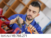 man using pincers. Стоковое фото, агентство Ingram Publishing / Фотобанк Лори