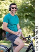 handsome man riding his bike in the park. Стоковое фото, агентство Ingram Publishing / Фотобанк Лори