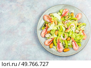 Shrimp and leafy vegetables salad with mussels. Healthy eating. Keto, ketogenic diet. Copy space.. Seafood salad with shrimps and mussels on plate. Стоковое фото, агентство Ingram Publishing / Фотобанк Лори