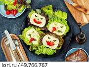 Stylish sandwiches for Halloween. Flat lay. Funny sandwiches for Halloween.. Halloween party food, food photography. Стоковое фото, агентство Ingram Publishing / Фотобанк Лори