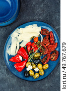 Starter of green olives, black olives, capers, sun dried tomatoes and cheese. Top view.. Greek antipasti snacks set. Стоковое фото, агентство Ingram Publishing / Фотобанк Лори
