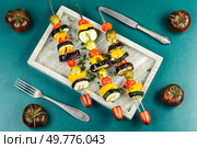 Colorful grilled summer seasonal vegetables skewers. Top view.. BBQ Vegetable Skewers. Стоковое фото, агентство Ingram Publishing / Фотобанк Лори