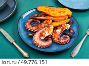 Delicious grilled octopus served with aromatic sweet potato or yam. Fried octopus.. Summer barbecue with octopus. Стоковое фото, агентство Ingram Publishing / Фотобанк Лори