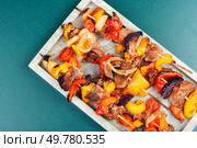 Grilled kebabs with vegetables on skewers. BBQ skewers.. Barbecued meat with garnish. Стоковое фото, агентство Ingram Publishing / Фотобанк Лори