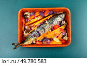 Grilled mackerel with vegetables, sauce and sweet potato. Tasty healthy dish of fish. Top view.. Mackerel with roasted vegetables in roasting pan. Стоковое фото, агентство Ingram Publishing / Фотобанк Лори