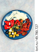 Antipasti food mix olives, mozzarella, stuffed pepper and olives. Delicious caprese salad.. Mediterranean appetizer plate, Greek antipasti. Стоковое фото, агентство Ingram Publishing / Фотобанк Лори