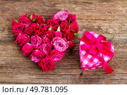 bunch of mauve roses for valentines day on wooden table background. bunch of fresh mauve roses. Стоковое фото, агентство Ingram Publishing / Фотобанк Лори