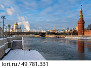Kremlevskaya and Sofiyskaya embankments, Bolshoy Kamenny Bridge over the Moskva River and the Cathedral of Christ the Savior on a sunny winter day, Moscow, Russia. Стоковое фото, фотограф Ula Ulachka / Фотобанк Лори