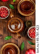 Aromatic berry tea, tea with fresh pomegranate seeds in the teakettle. Rustic style.. Tea with fresh pomegranate. Стоковое фото, агентство Ingram Publishing / Фотобанк Лори
