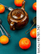 A porcelain tea set with tea mandarin or clementines.. Tea pot with clementines. Стоковое фото, агентство Ingram Publishing / Фотобанк Лори