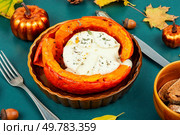 Halved orange pumpkin, baking. Pumpkin or squash baked with camembert.. Roasted pumpkins and autumn leaves. Стоковое фото, агентство Ingram Publishing / Фотобанк Лори