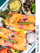 Uncooked, raw salmon slice with herbs and spices on plate on table.. Raw salmon steak, macro. Стоковое фото, агентство Ingram Publishing / Фотобанк Лори