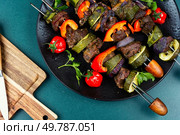 Grill skewers with grilled deer, roe, bell pepper and zucchini. Paleo diet. Top view.. Barbecued meat with garnish. Стоковое фото, агентство Ingram Publishing / Фотобанк Лори