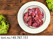 Raw steak meat from roe deer on table with ingredients on wooden rustic background.. Raw Roe Deer Ragout. Стоковое фото, агентство Ingram Publishing / Фотобанк Лори