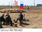 Содаты слушают песню на привале, военная реконструкция. Волгоградская область, Средняя Ахтуба, Россия. (2021 год). Редакционное фото, фотограф Андрей Цыганков / Фотобанк Лори