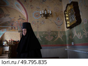 Монахиня во время службы в храме в Белопесоцком женском монастыре (2024 год). Редакционное фото, фотограф Дмитрий Киселёв / Фотобанк Лори