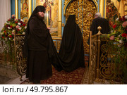 Истра. Священнослужители перед алтарём во время Пасхальной службы в Cтавропигиальном Воскресенском Новоиерусалимском мужском монастыре. (2023 год). Редакционное фото, фотограф Дмитрий Киселёв / Фотобанк Лори