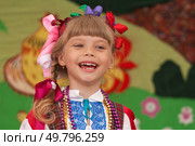Маленькая девочка поёт русскую народную песню (2012 год). Редакционное фото, фотограф Дмитрий Киселёв / Фотобанк Лори