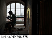 Девушка-реставратор реставрирует фреску в Успенском соборе в Туле (2015 год). Редакционное фото, фотограф Дмитрий Киселёв / Фотобанк Лори