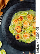 Seasoning fried sea scallops. Delicious scallops with sauce.. Scallops with a basil creamy sauce. Стоковое фото, агентство Ingram Publishing / Фотобанк Лори