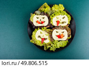 Simple healthy sandwiches recipe from toast bread. Funny Monster Face Sandwiches. Стоковое фото, агентство Ingram Publishing / Фотобанк Лори